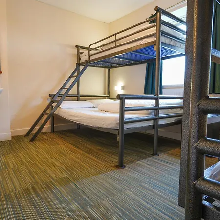 Yha Hostel *